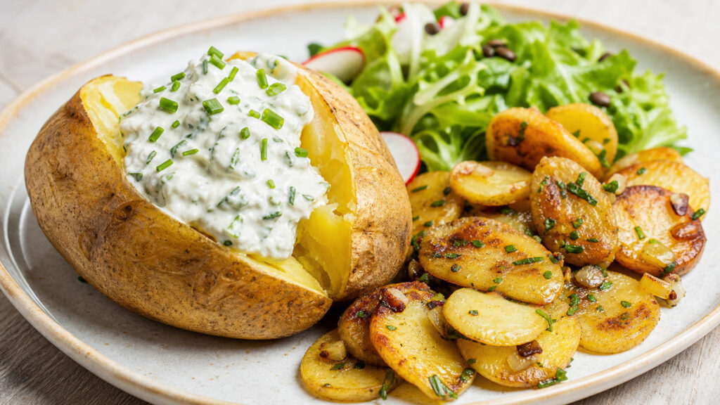 Ofenkartoffel und Bratkartoffeln bei der Kartoffel-Theke im Forum Köpenick