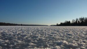 Eiswarn- und Rettungsdienst Berlin - Winterfreude mit Nervenkitzel - Warnung vor dem Betreten von Eisflächen