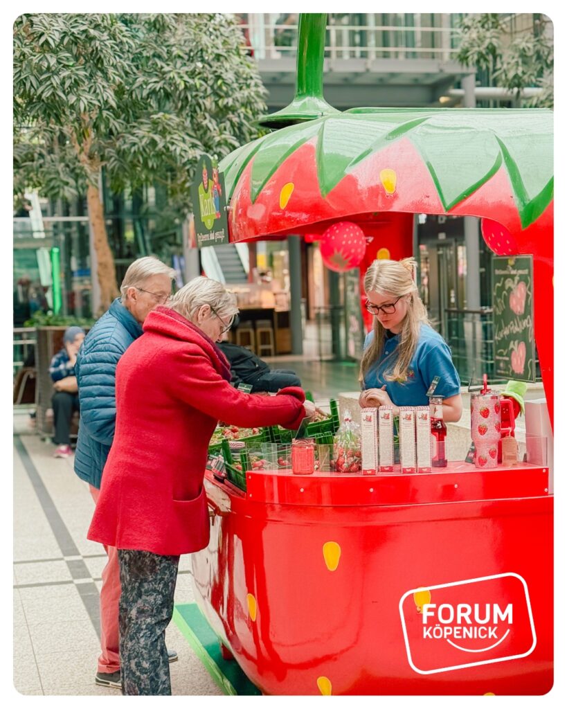 2026-05-18_Erdbeeren im Forum Köpenick kaufen