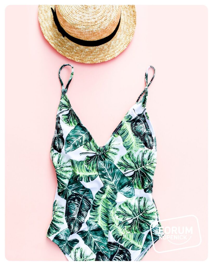 Badeanzug und Sommeraccessoires im Forum Köpenick