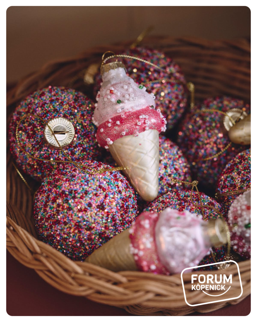 Eis-Ornament von Søstrene Grene mit weißem Forum-Köpenick-Rahmen