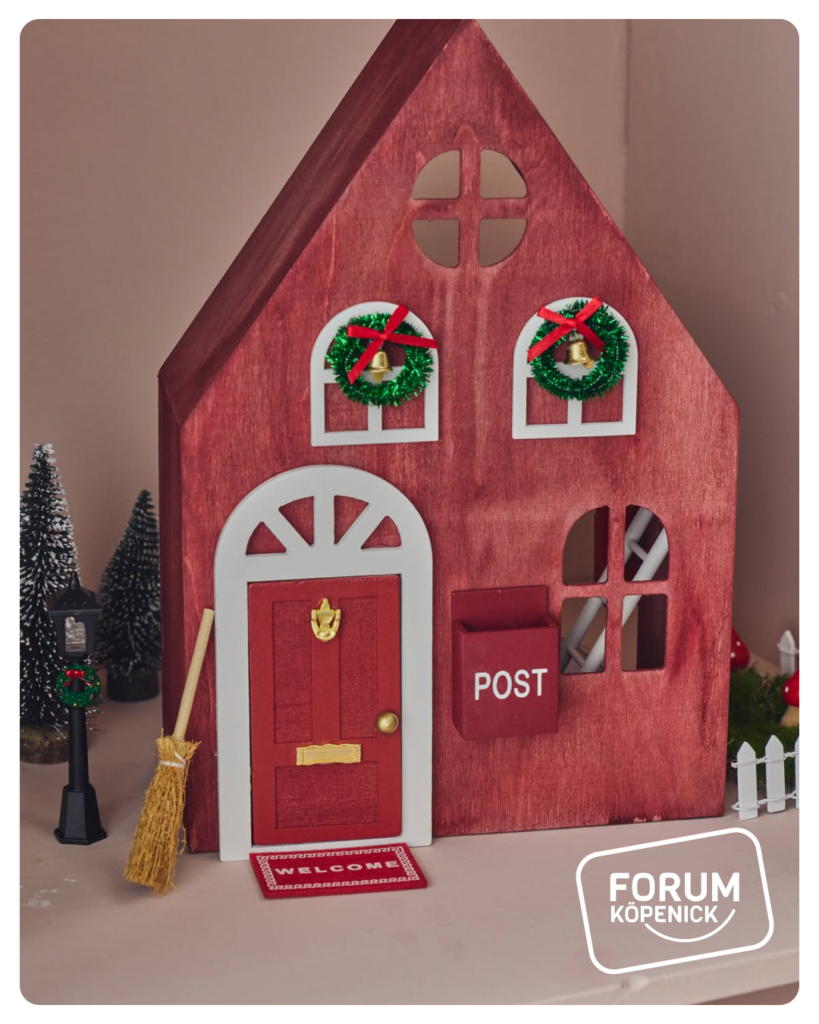 Rotes Wichtelhäuschen aus Pappelholz von Søstrene Grene mit weißem Forum-Köpenick-Rahmen